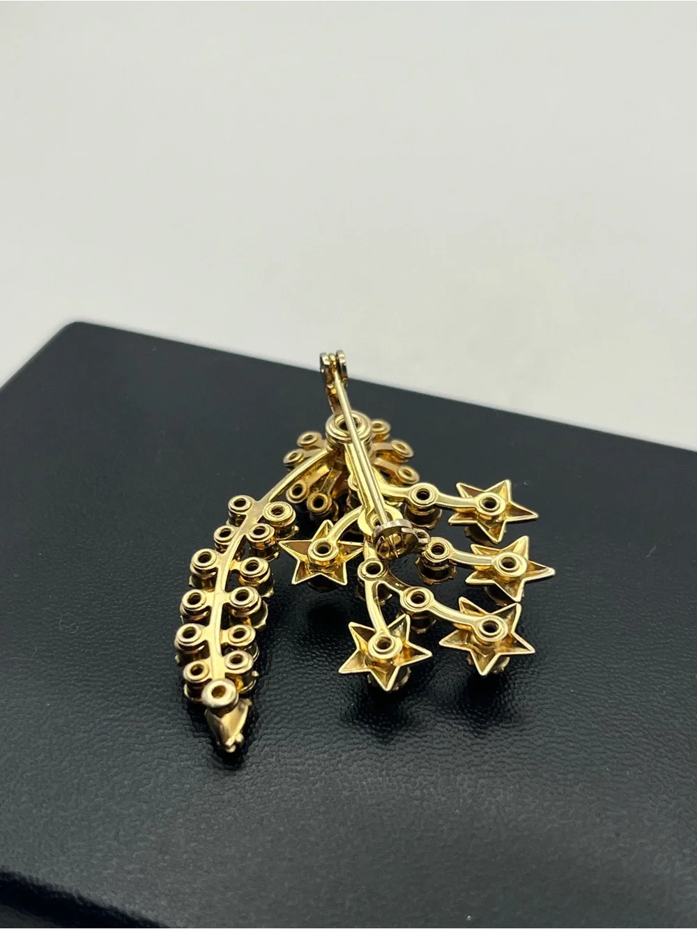 Red rhinestone star flower gold tone vintage brooch pin